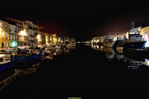 Chalutiers à Sète de nuit